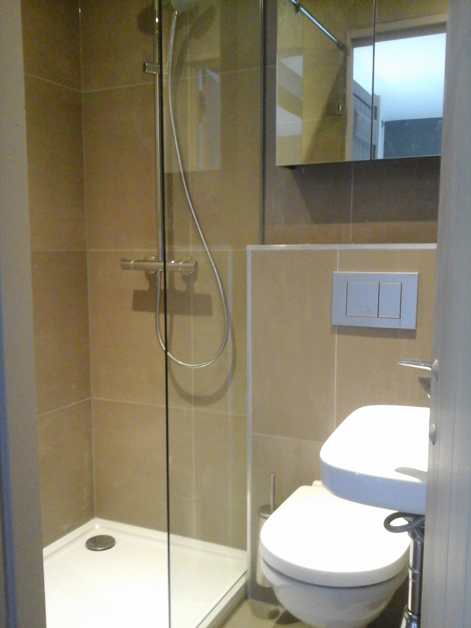 Kleine badkamer met douche